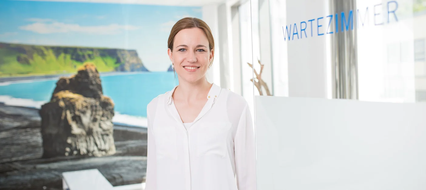 Wartezimmer mit Frau