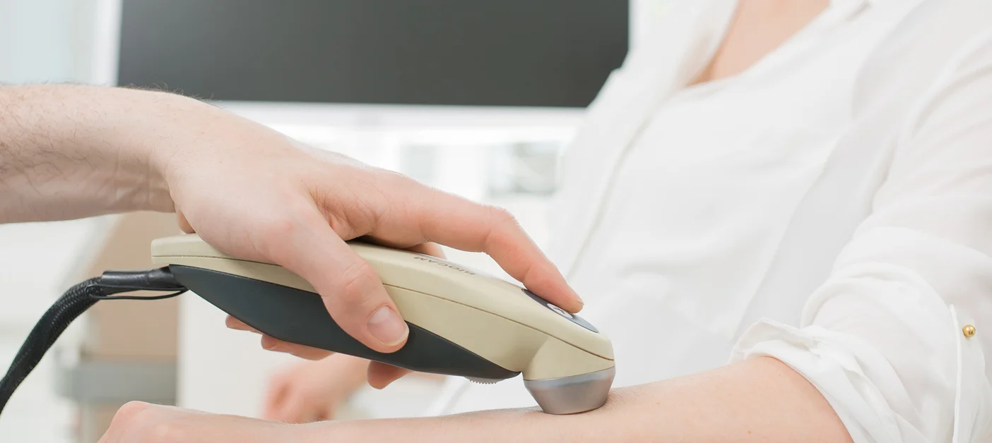 Dermathologische Behandlung am Unterarm