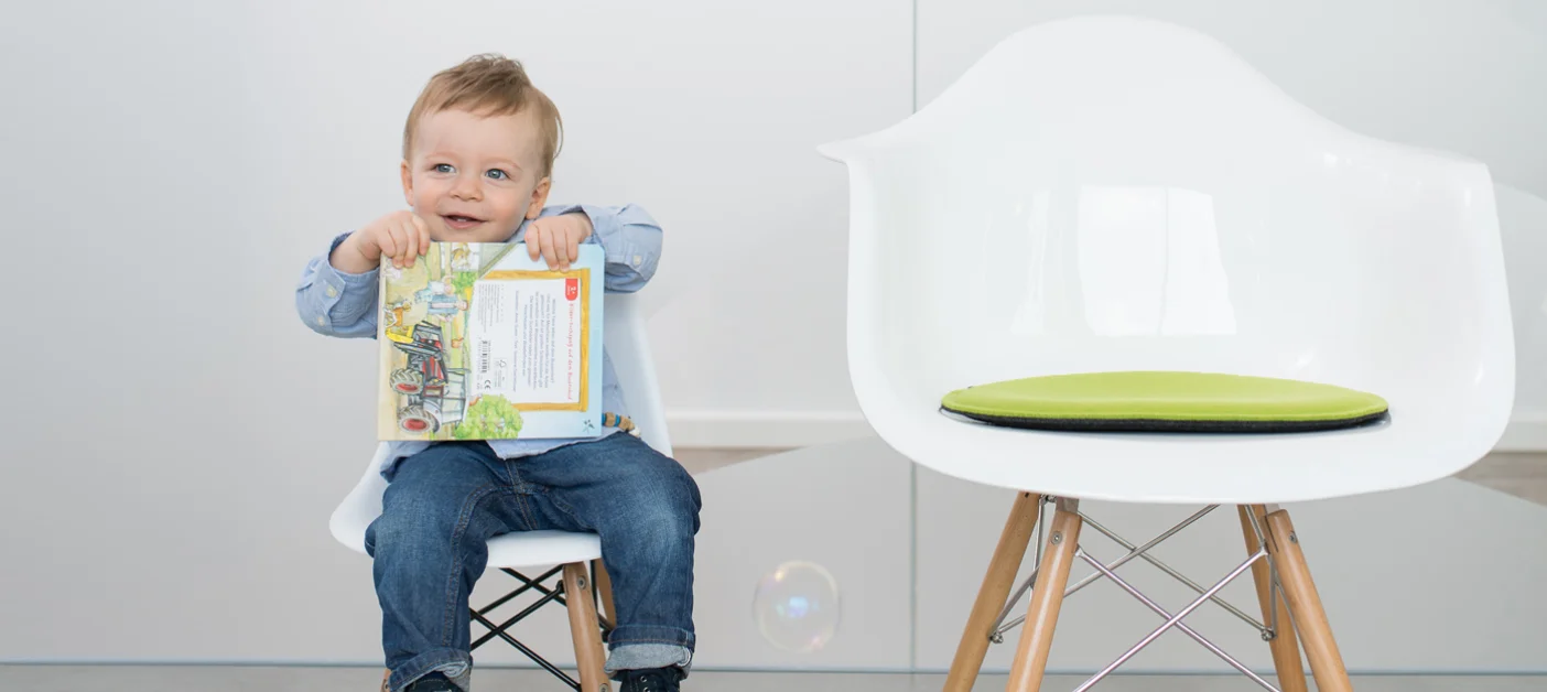 Wartezimmer mit Kind von Hautarztzentrum Hilden
