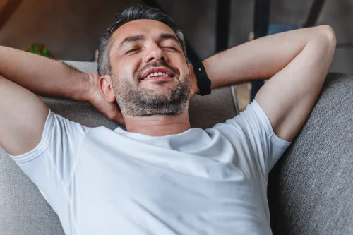 liegender Mann der sich wohl fühlt auf der Couch