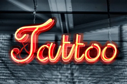Tattoo in Leuchtschrift geschrieben