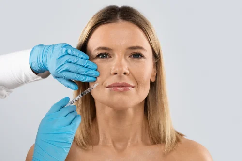 Frau in Gesichtsbehandlung mit Spritze